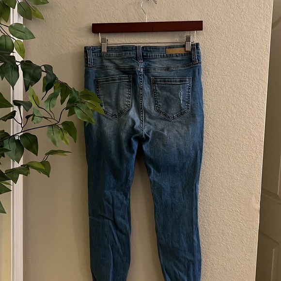 Distressed looser fit skinny jeans - Picture 5 of 6